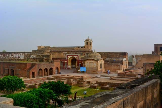 Lahore fort shahi qila is the one of the Best place to visit in lahore 